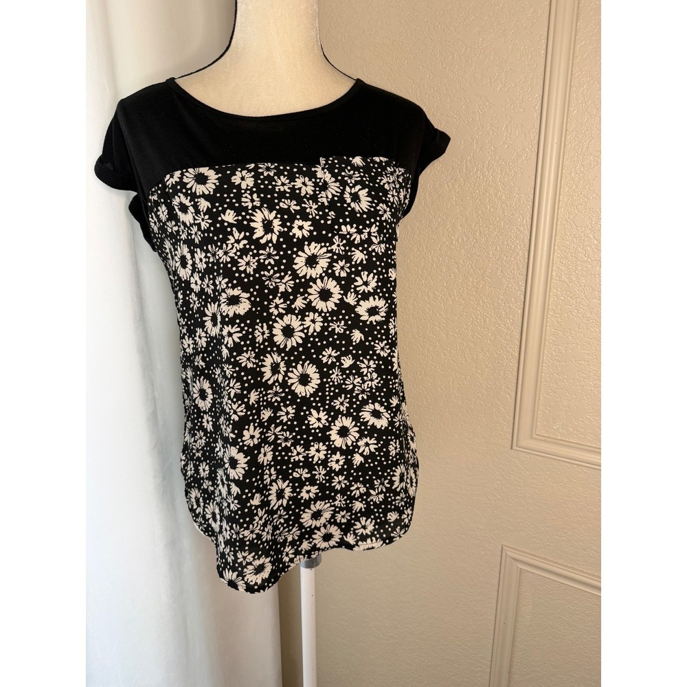 Rewind Women's Black‎ White Daisy Floral Short Sleeve Blouse Small